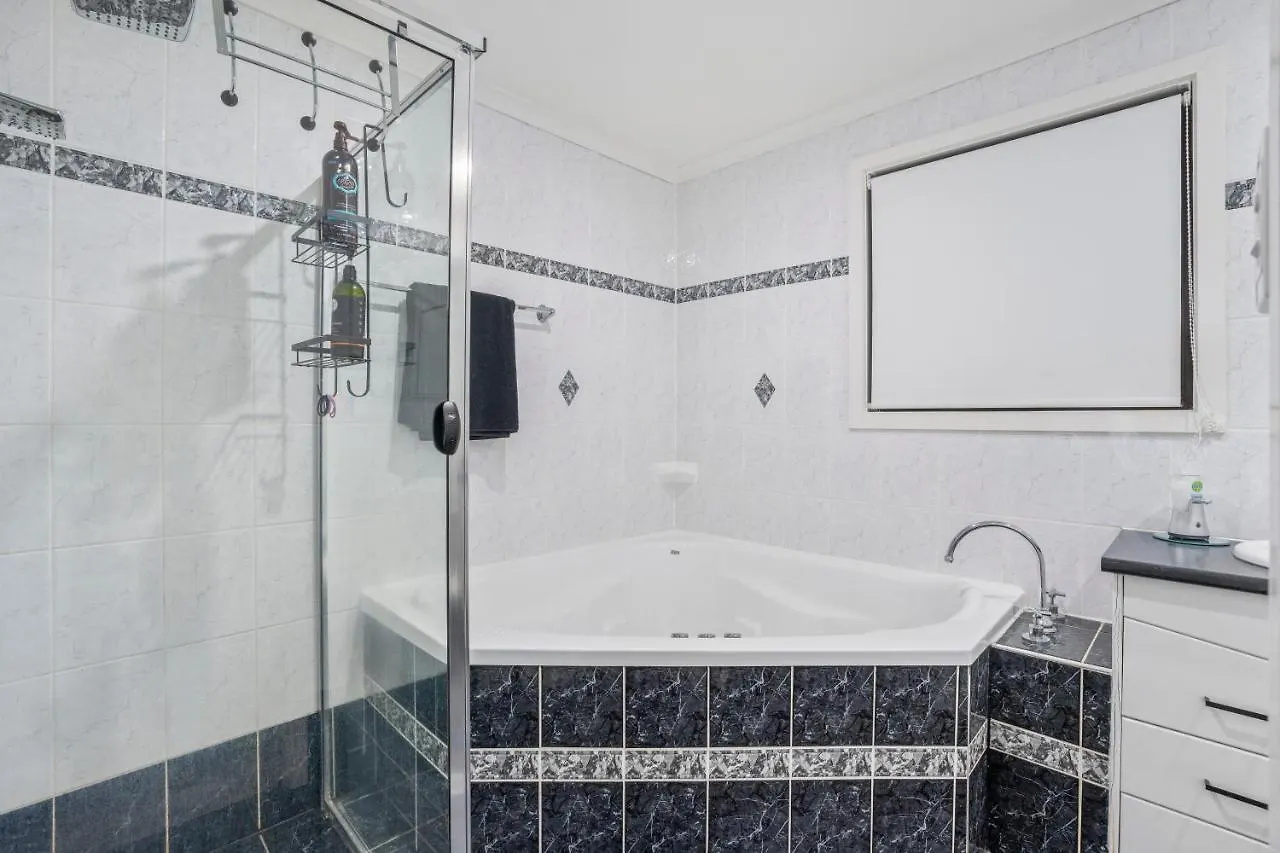 Holiday home Paradise Retreat Resort Home With Waterfall & Pool On 2000M2 Gold Coast