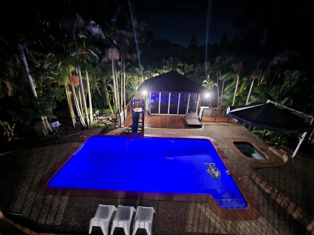 Paradise Retreat Resort Home With Waterfall & Pool On 2000M2 Gold Coast
