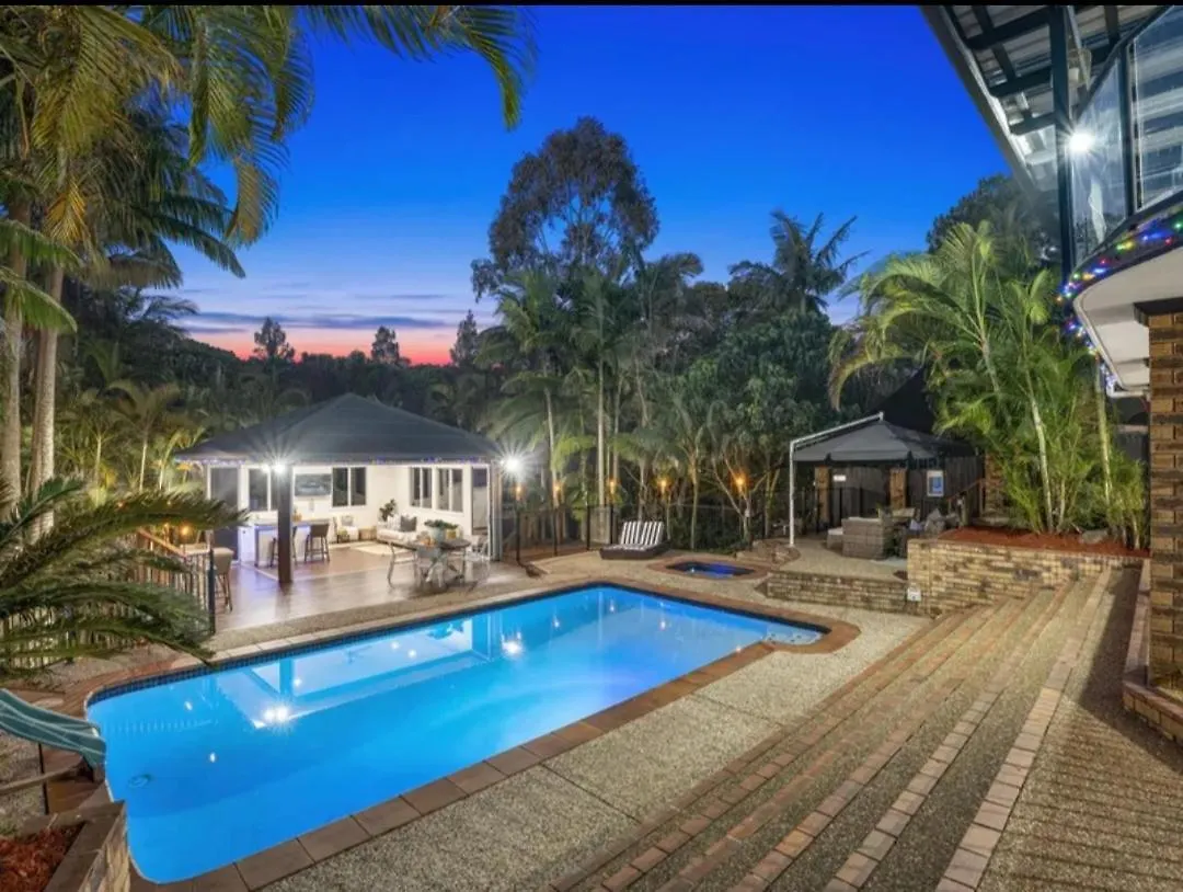 Paradise Retreat Resort Home With Waterfall & Pool On 2000M2 Gold Coast