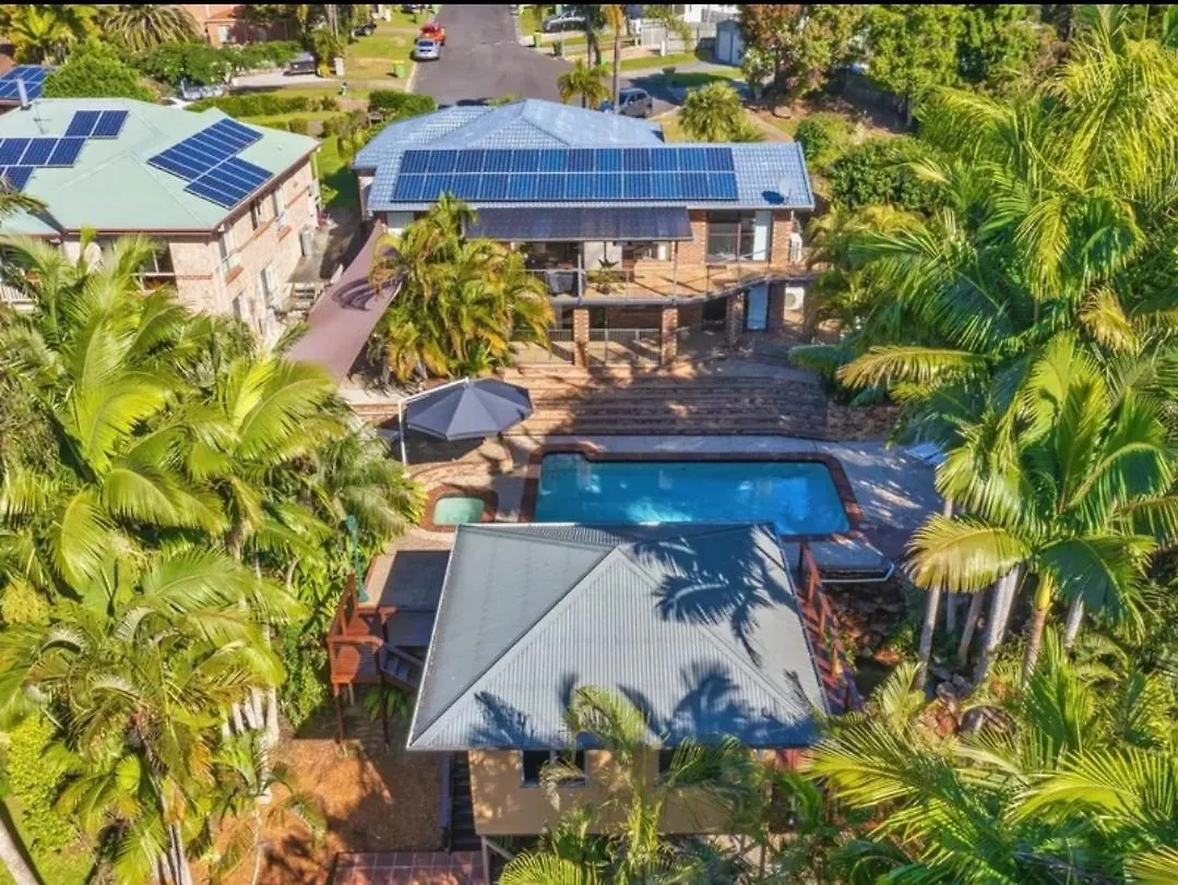 Holiday home Paradise Retreat Resort Home With Waterfall & Pool On 2000M2 Gold Coast